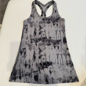 Diamond dye grey lululemon workout top size 6!